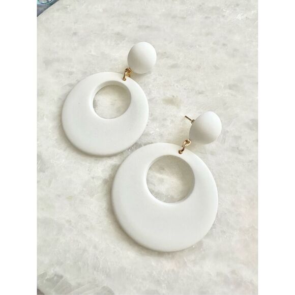 White circle mod dangle earrings - Picture 1 of 4
